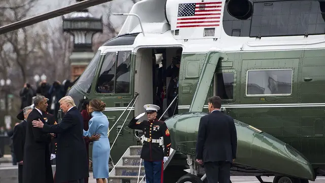 Presiden ke-45 AS Donald J. Trump dan istri bersama dengan Presiden ke-44 AS Barack Obama dan istri saling mengucapkan selamat tinggal selama upacara pelepasan usai pelantikan presiden di Washington, D.C, pada 20 Januari 2017.