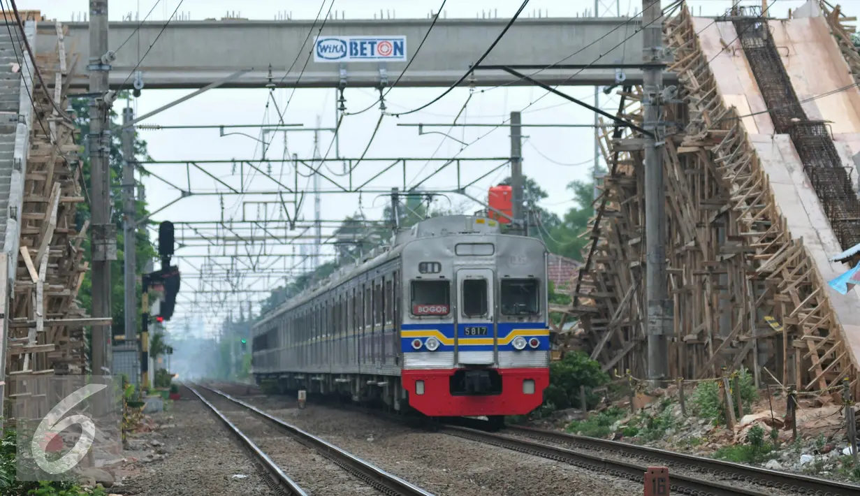 Proyek pembangunan jembatan penyeberangan orang (JPO) di Stasiun Pasar Minggu Baru, Jakarta (30/11). Proyek yang menghabiskan dana APBD sekitar Rp 800 juta merupakan upaya mengurangi angka kecelakaan di lintasan kereta api. (Liputan6.com/Yoppy Renato)