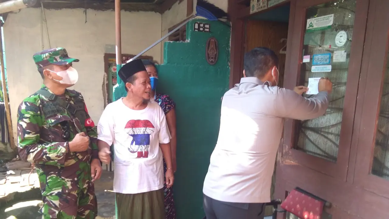 Polsek Kebayoran Lama menggelar vaksinasi Covid-19 dengan mendatangi rumah warga. Hal ini untuk mempercepat vaksinasi Covid-19.