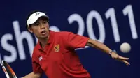 Aksi atlet tunggal putri soft tenis Indonesia Wukirasih saat melawan atlet asal Jepang Manami Tokugawa pada Turnamen Garuda Indonesia Soft Tenis Championship 2011 di Jakarta. ()Antara