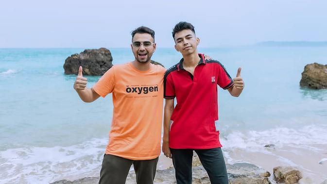 Sampai di Sumba, Dimas yang dikenal sebagai penjual bakso ikan ini tampil santai saat bermain di pantai sambil menikmati pemandangan bersama Raffi. (Liputan6.com/IG/@dimas_baam)