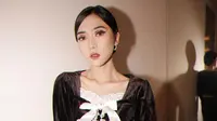 Gaya Busana Retro Isyana Sarasvati, Tampil Stylish. (Sumber: Instagram/isyanasarasvati)