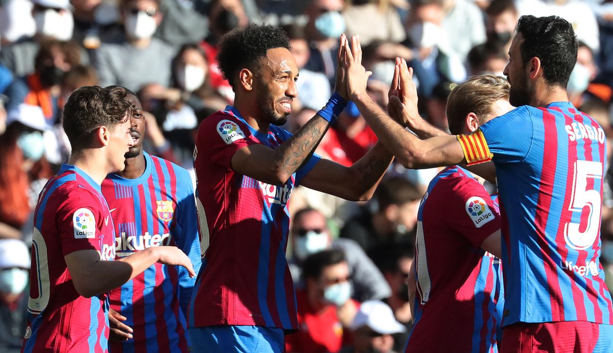 Usai mencetak hattrick bersama klub barunya Barcelona di Liga Spanyol kontra Valencia (20/2/2022), Pierre-Emerick Aubameyang sah menjadi pemain pertama di abad ke-21 yang mampu mencetak hattrick di 4 Liga Berbeda. Di klub mana saja hattricknya dicetak? Yuk disimak! (AFP/Jose Jordan)