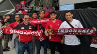 Suporter Timnas Indonesia bersama warga Singapura di Stadion Nasional, Kallang, Jumat (9/11/2018). (Bola.com/Zulfirdaus Harahap)