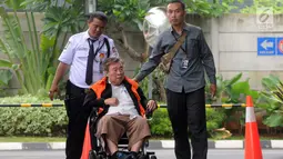 Dirut PT. WKE, Budi Suharto saat tiba menggunakan kursi roda di Gedung KPK, Jakarta, Senin (14/1). Budi Suharto diperiksa sebagai tersangka kasus suap sejumlah proyek pembangunan SPAM di Kementerian PUPR. (merdeka.com/Dwi Narwoko)