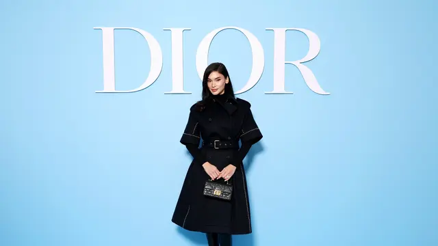 Parade Busana Hitam Putih dari Jisoo BLACKPINK hingga Natalie Portman di Show Dior untuk Paris Fashion Week