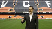Gary Neville saat diperkenalkan sebagai pelatih baru Valencia di Stadion Mestalla pada 3 Desember 2015. (Reuters/Heino Kalis)