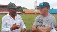 Ketua Umum Persipura Jayapura, Benhur Tomy Mano, bersama pelatih anyar Mutiara Hiitam, Peter Butler, di Stadion Mandala, Jayapura. (Instagram)