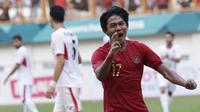 Bek Indonesia, Firza Andika, melakukan selebrasi usai membobol gawang Yordania pada laga persahabatan di Stadion Wibawa Mukti, Jawa Barat,  Sabtu (13/10/2018). (Bola.com/M Iqbal Ichsan)