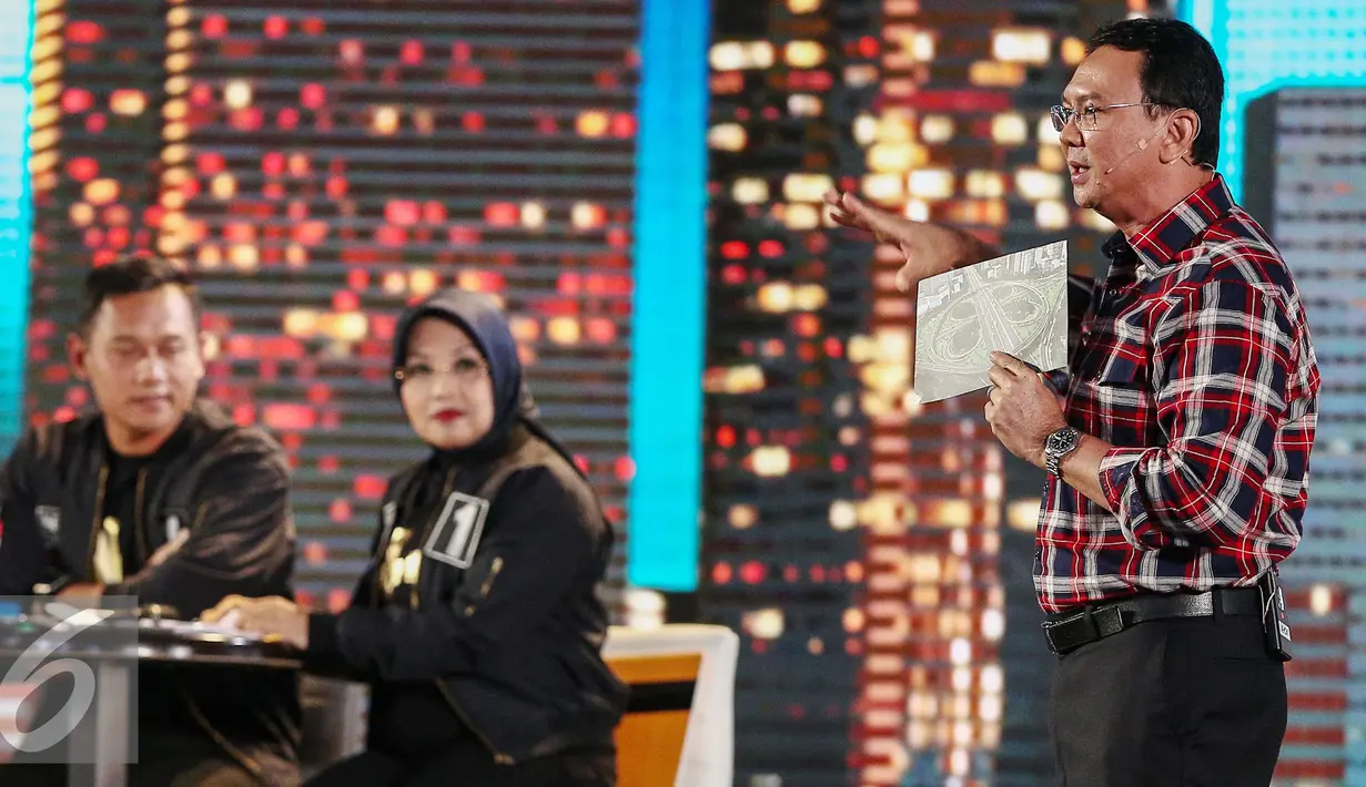 Basuki T Purnama (Ahok) menjawab pertanyaan dari pasanganya lawannya saat debat kedua Cagub DKI-Jakarta, Jumat (27/1). Saling serang antar pasangan calon mulai terjadi pada debat cagub DKI Jakarta 2017 putaran kedua kali ini. (Liputan6.com/Faizal Fanani)