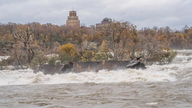 Kapal Karam Kiagra: Sebuah kapal yang tertancap di bebatuan atas Air Terjun Niagara selama lebih dari seabad telah bergeser di sungai St Lawrence, di Ontario, Kanada. Pejabat taman nasional Air Terjun Niagara menyebutkan kapal bergerak karena cuaca buruk. (Chris Giles/Niagara Parks via AP)