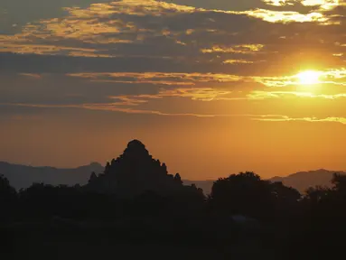 Siluet kuil kuno saat matahari terbenam di Bagan, distrik Nyaung U, Myanmar tengah, Rabu (8/12/2021). Bagan merupakan salah satu kota dari Kerajaan Pagan, yang memiliki 10.000 kuil Buddha. (AP Photo)
