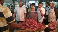 Mendag Enggartiasto Lukita menggelar kunjungan kerja ke Cirebon, Minggu (31/12/2017). (Liputan6.com/Panji P)