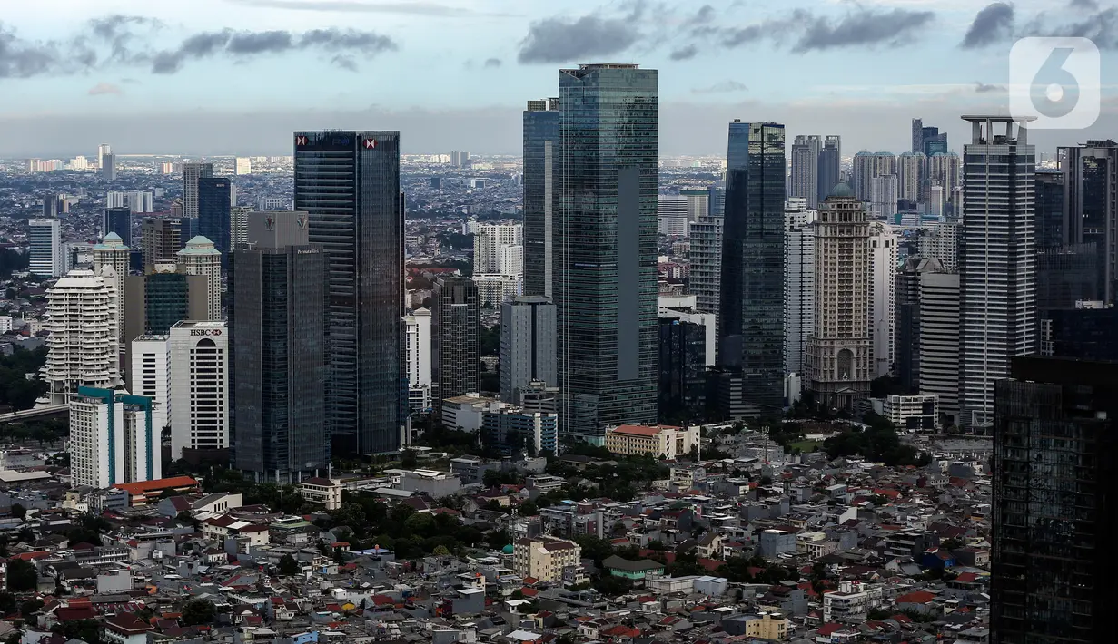 Lanskap permukiman penduduk dan gedung bertingkat di Jakarta, Minggu (28/11/2021). Direktur Perumahan dan Permukiman Kementerian PPN/Bappenas Tri Dewi Virgiyanti mengatakan tren penduduk yang tinggal di perkotaan diproyeksikan terus mengalami peningkatan. (Liputan6.com/Johan Tallo)