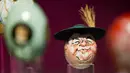 Telur dicat dengan potret mantan Negara Bavarian Premier Franz Josef Strauss dipamerkan di Pameran Telur Dunia pada tanggal 16 April 2014 di museum kota Schwabach, Jerman selatan (AFP Photo/Daniel Karmann).