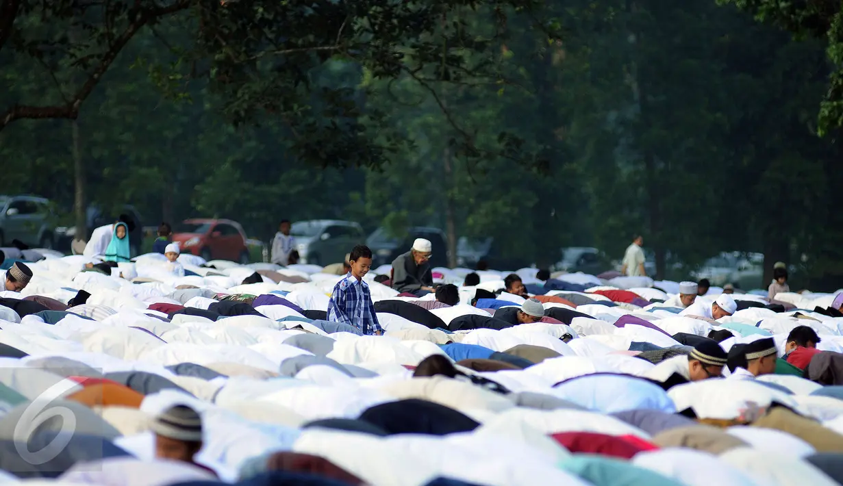 Ribuan umat muslim bersujud saat melaksanakan Salat Idul Fitri 1437 H di Kebun Raya Bogor, Rabu (6/7). Tahun ini merupakan yang kedua kali Pemkot Bogor menyelenggarakan Salat Id yang dipusatkan di Kebun Raya. (Liputan6.com/Helmi Fithriansyah)