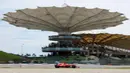 Aksi pebalap Ferrari, Sebastian Vettel melaju pada lintasan balapan Formula One Malaysia Grand Prix, Sepang, (01/10/2017). Vettel akhirnya finis pada posisi keempat. (AFP/Manan Vatsyayana)