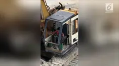 Aksi bocah 6 tahun ini sungguh mengagumkan. Ia terlihat sangat mahir mengoperasikan sebuah ekskavator.
