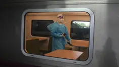 Petugas kesehatan mengenakan APD saat berjalan dalam kereta yang akan membawa pasien COVID-19 di Stasiun Rangsit, Provinsi Pathum Thani, Thailand, Selasa (27/7/2021). Otoritas Thailand mengirim pasien COVID-19 dari Bangkok ke kota asal mereka untuk isolasi dan perawatan. (AP Photo/Sakchai Lalit)
