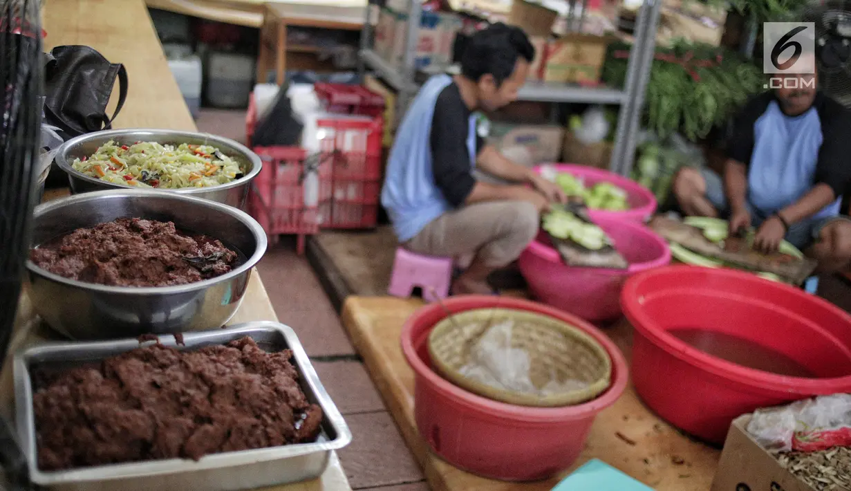 Petugas memasak untuk persiapan berbuka puasa di dapur umum Masjid Istiqlal, Jakarta, Selasa (7/5/2019). Selama bulan Ramadan, Masjid Istiqlal menyediakan 2.000 sampai 4.000 takjil dan nasi kotak bagi masyarakat yang berbuka puasa di masjid tersebut. (Liputan6.com/Faizal Fanani)