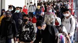 Pemudik tiba di Stasiun Senen, Jakarta, Minggu (23/5/2021). Dari 27.160 warga sebanyak 17.623 orang merupakan warga Jakarta atau ber-KTP Jakarta yang selama libur Lebaran kembali ke kampung masing-masing, sementara 9.537 merupakan warga non DKI Jakarta atau pendatang baru. (Liputan6.com/Johan Tallo)