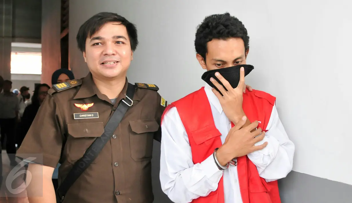 Tersangka pembunuhan Deudeuh Alfi Sahrin alias Tata Chubby, Muhammad Prio Santoso usai mengikuti sidang putusan di PN Jaksel, Senin (30/11/2015). Hakim memvonis vonis 16 tahun penjara kepada Muhammad Prio Santoso. (Liputan6.com/Yoppy Renato)