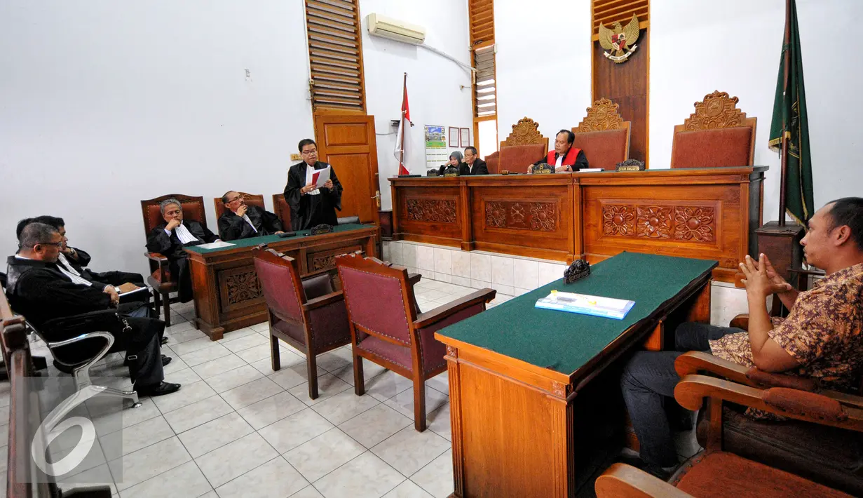Sidang perdana gugatan kedua mantan Wali Kota Makassar Ilham Arief Sirajuddin di Pengadilan Negri Jakarta Selatan, Rabu (1/7/2015). Ilham ditetapkan tersangka terkait dugaan korupsi kerjasama instalasi PDAM Makassar 2006-2012. (Liputan6.com/Yoppy Renato)