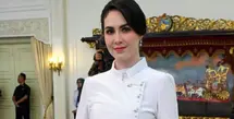 Kebaya berkerah tinggi ini dipadukan inner putih. Untuk bawahan, ia memilih mengenakan kain batik coklat. [@arumibachsin_94]