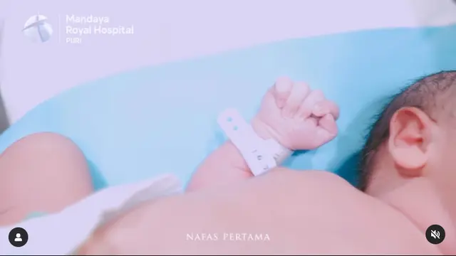 6 Potret Indah Permatasari Peluk Buah Hati, Masih Rahasikan Wajah dan Namanya