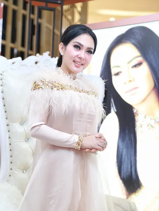 Salah satu yang digunakan adalah satu prodak yang cocok dengan jenis kulitnya. Bahkan, ia tak pernah ganti-ganti alias konsisten dengan produk yang digunakan. (Adrian Putra/Bintang.com)