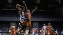 Pebasket Satria Muda, Ibrahim Aziz, menghindari block dari pebasket NSH pada laga Perbasi Cup 2017 di Britama Arena, Jakarta, Rabu (8/11/2017). Satria Muda menang 83-67 atas NSH. (Bola.com/Vitalis Yogi Trisna)