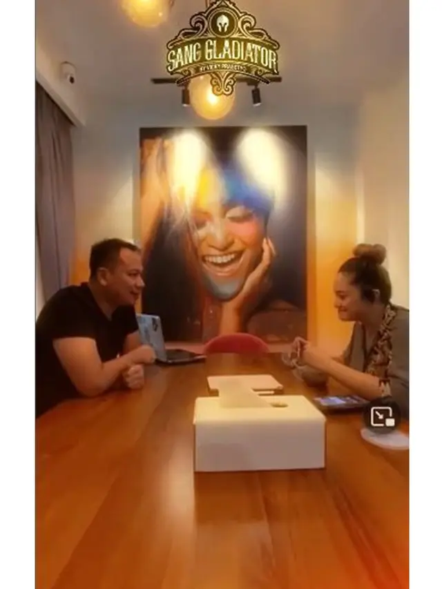 Hanya Dianggap Teman, Ini 6 Potret Sikap Vicky Prasetyo yang Romantis ke Marshanda