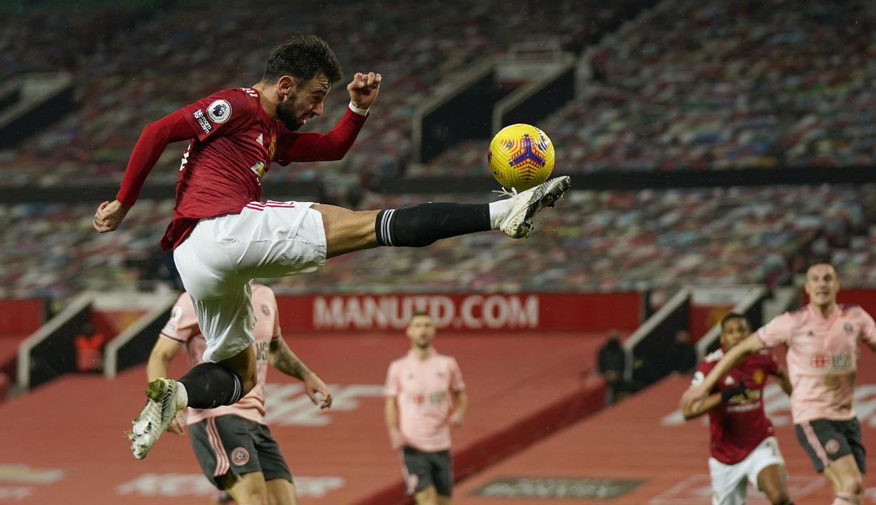 Bruno Fernandes (Manchester United) - Nilai 7,43 disematkan untuk jantung lini tengah tim setan merah ini oleh Whoscored. Ia terpilih karena penampilan ciamiknya musim ini dengan membuat 18 gol, 13 assist, 95 umpan kunci, serta 20 kali peluang berkualitas. (Foto: AFP/Pool/Tim Keeton)