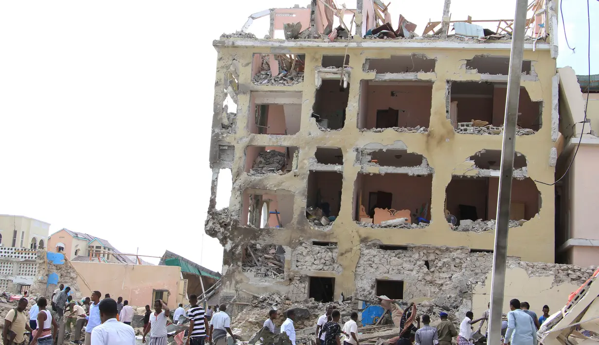 Kondisi hotel yang diserang oleh Kelompok Alshabaab di Mogadishu, Somalia, Rabu (25/1). Setidaknya 13 orang dilaporkan tewas dan puluhan lainnya terluka dalam kejadian ini. (AP Photo)