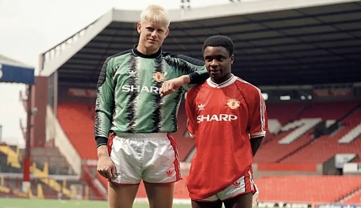 Paul Parker (kanan). Eks bek kanan Inggris yang kini berusia 58 tahun dan telah pensiun pada Juli 2000 bersama Farnborough ini merupakan produk asli akademi Fulham yang dipromosikan ke tim senior dari tim U-18 pada awal musim 1987/1988. Usai 4 musim, ia dilepas ke QPR pada awal musim 1987/1988. Ia akhirnya ditarik ke Manchester United pada awal musim 1991/1992 dan bertahan hingga 1995/1996 sebelum posisinya tergeser oleh Gary Neville. Dua gelar Liga Inggris berhasil diraihnya pada musim 1992/1993 dan 1993/1994. (manutd.com)