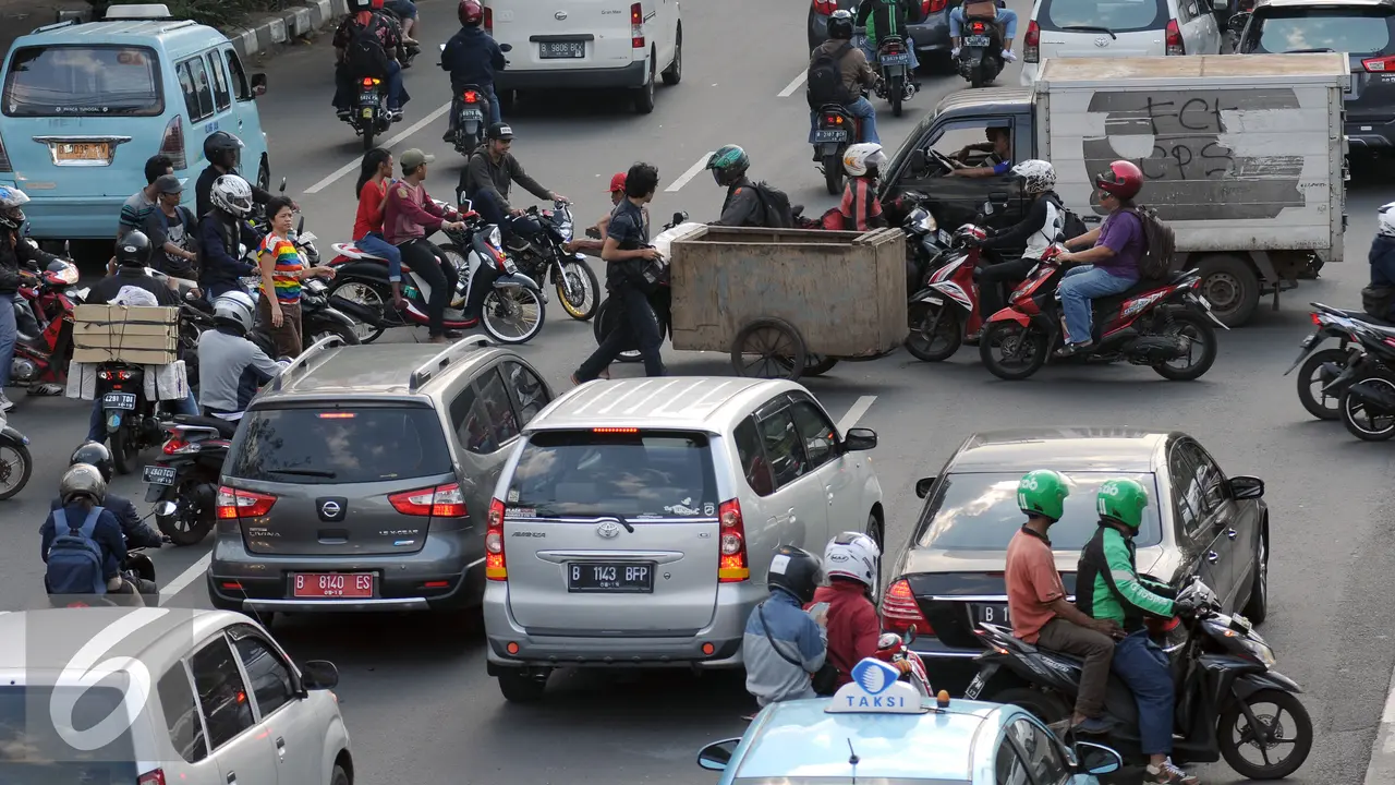 20160622-489 Tahun Jakarta Kondisi Jalanan Kian Semrawut- Helmi Fithriansyah