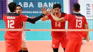 Selebrasi pemain Timnas Bola Voli putra Indonesia setelah berhasil meraih poin dari timnas Bola Voli putra Kamboja dalam pertandingan final Bola Voli Putra SEA Games 2023 di Phnom Penh, Kamboja, Senin (8/5/2023). (Bola.com/Abdul Azis)