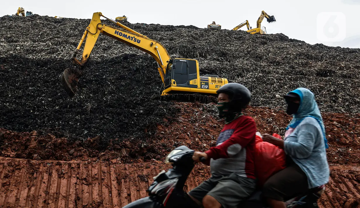 Suasana TPST Bantar Gebang saat peringatan Hari Sampah Nasional di Bekasi, Senin (21/2/2022). Hal ini bertujuan dapat membantu penanganan sampah daur ulang menjadi barang yang bermanfaat serta bermakna. (Liputan6.com/JohanTallo)