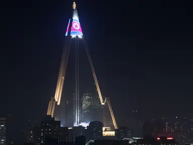 Pertunjukan cahaya menampilkan bendera Korea Utara di atas hotel Ryugyong di kota Pyongyang, Korea Utara (9/4). (AFP Photo/Ed Jones)