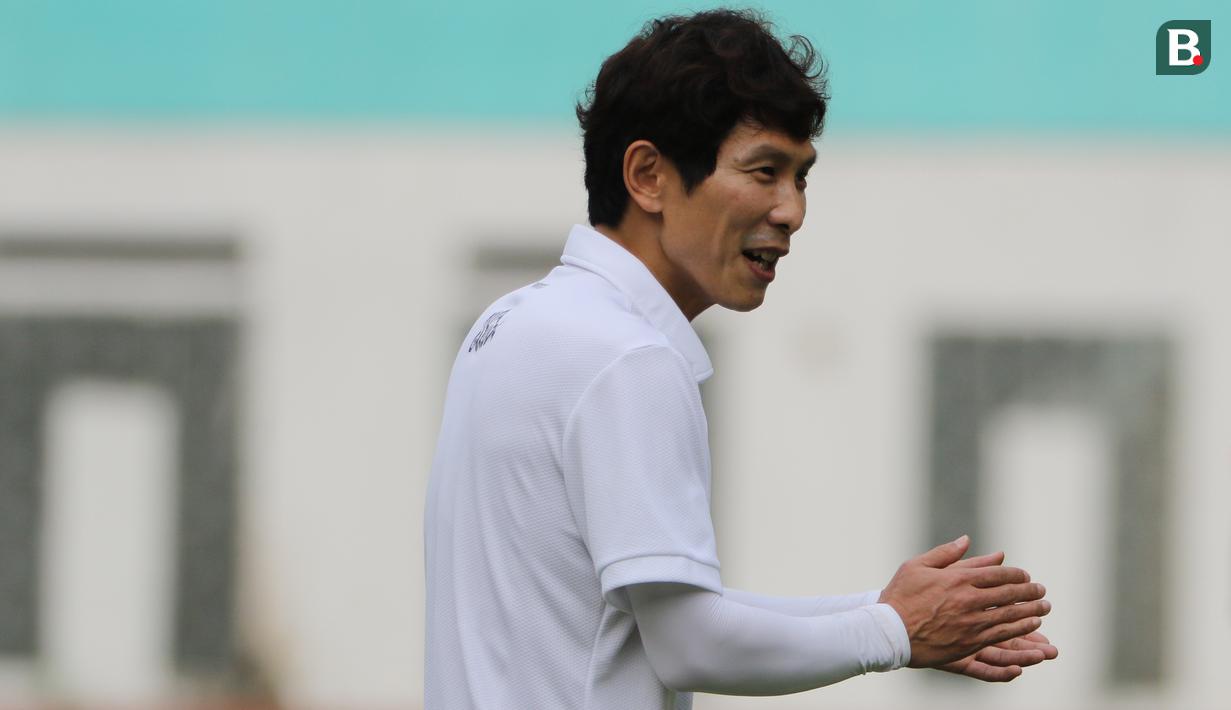 Asisten pelatih Timnas Indonesia, Gong Oh-kyun, saat sesi latihan di Stadion Wibawa Mukti, Cikarang, Senin (13/1/2020). Gong Oh-kyun dinyatakan postif terpapar virus corona. (Bola.com/M Iqbal Ichsan)