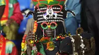 Seorang suporter Burkina Faso mengunakan atribut di kepalanya saat menyaksikan pertandingan grup A antara antara Guinea-Bissau dan Burkina Faso di Franceville pada 22 Januari 2017. (AFP Photo/Khaled Desouki)