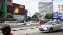 Kendaraan melintas di dekat Layar reklame yang disegel di kawasan perempatan Harmoni, Jakarta, Selasa (29/1). Reklame yang disegel seluruhnya berlokasi di kawasan kendali ketat. (Liputan6.com/Faizal Fanani)