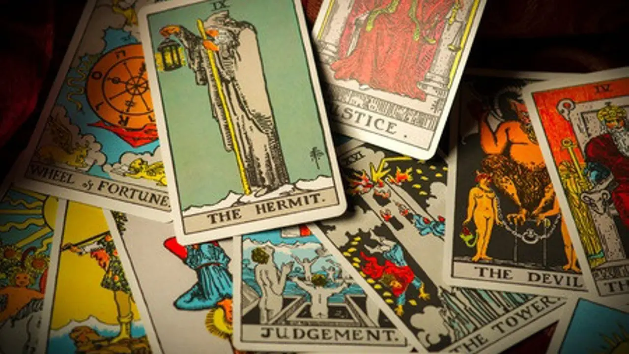 [Bintang] Tarot Hari Ini: The Moon, Six of Cups, Nine of Cups