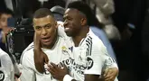 Pemain Real Madrid, Vinicius Junior (kanan) merayakan gol berbareng Kylian Mbappe dalam laga lanjutan Liga Spanyol 2024/2025 melawan Girona di Santiago Bernabeu Stadium, Madrid, Minggu (23/02/2025) waktu setempat. (AFP/Pierre-Philippe Marcou)