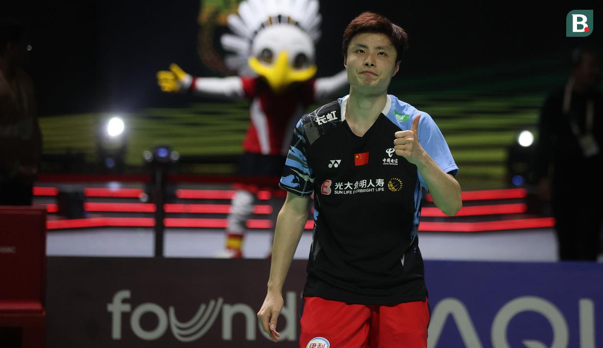 <p>Pebulu tangkis tunggal putra China, Shi Yu Qi berpose merayakan kemenangan atas wakil Denmark, Anders Antonsen setelah berakhirnya laga final turnamen bulu tangkis Indonesia Open 2024 di Istora Senayan, Jakarta, Minggu (9/6/2024). Shi Yu Qi menang rubber-game 21-9, 12-21 dan 21-14 dan memastikan merebut gelar juara. (Bola.com/M Iqbal Ichsan)</p>