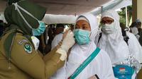 Jemaah haji asal Bengkulu yang tergabung di kloter 7 Embarkasi Padang tiba di Bandara Fatmawati Soekarno pada Kamis (8/10/2015), langsung dilakukan pemeriksaan kesehatan.