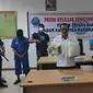 Kepala BNN Riau bersama Kabid Penindakan memperlihatkan barang bukti sabu Malaysia yang dibawa kurir tujuan Palembang. (Liputan6.com/M Syukur)