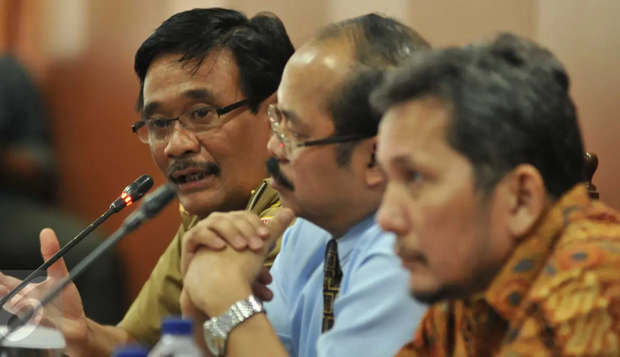Wakil Gubernur DKI, Djarot Saiful Hidayat memberikan penjelasan dalam pertemuan dengan Ombudsman RI, di Jakarta, Selasa (26/7). Pertemuan terkait temuan Ombudsman terhadap penyimpangan di sejumlah sektor pelayanan di Ibu Kota (Liputan6.com/Gempur M Surya)