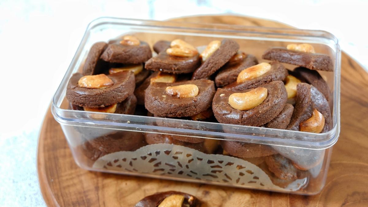 Aneka kue kering tradisional dengan tekstur renyah dan rasa yang menggugah selera, cocok untuk acara spesial