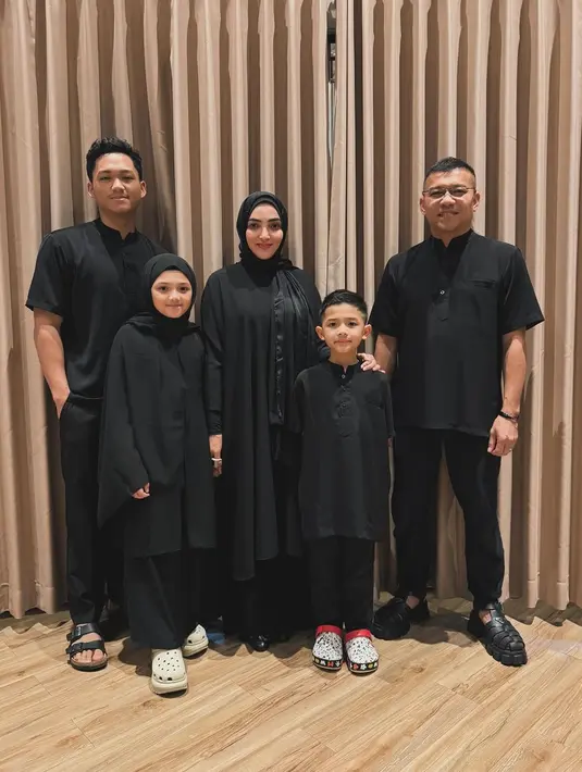 Keluarga Anang Hermansyah dan Atta Halilintar pergi umrah di bulan Ramadan. [Foto: Instagram/ashanty_ash]